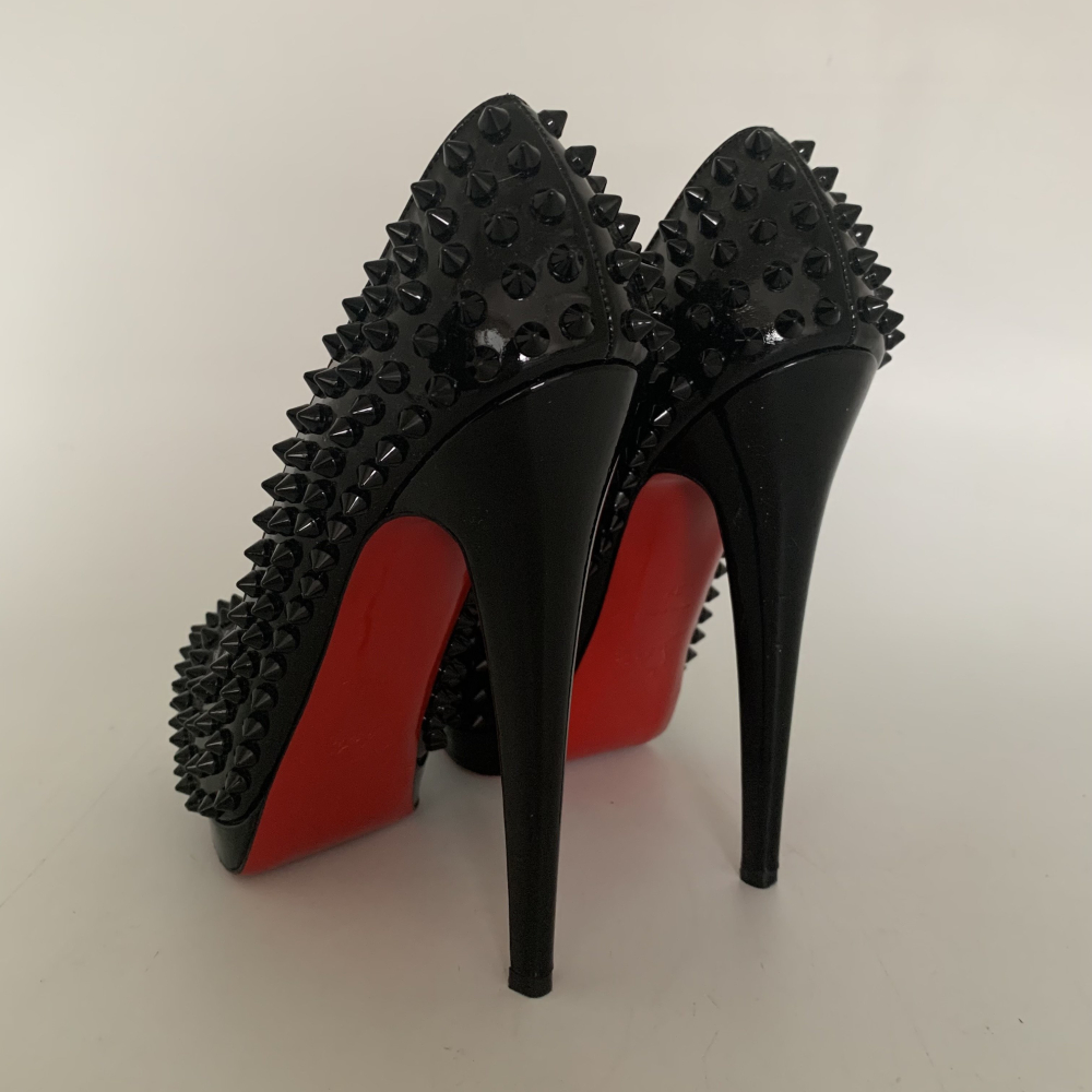 Scarpin Christian Louboutin Spikes Verniz Preto